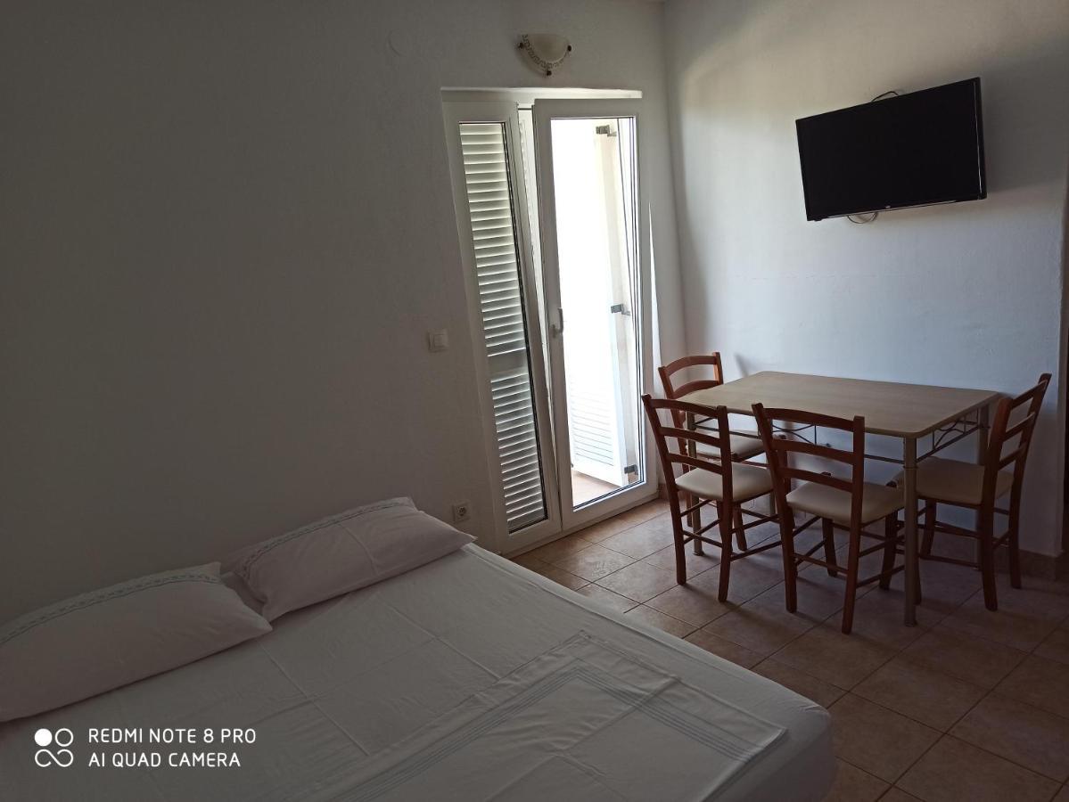 Boni02 Apartment Gdinj Bagian luar foto