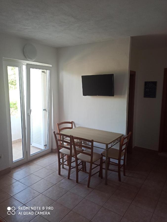 Boni02 Apartment Gdinj Bagian luar foto